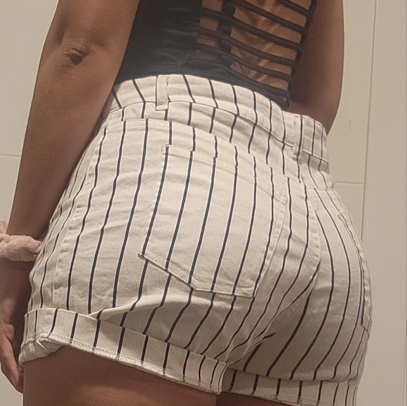 Used Black and White Striped Button Up Shorts Size Large - Picture 3 of 4